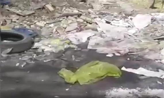 تخلیه زباله‌های بیمارستانی نزدیکی یک روستا در آبادان