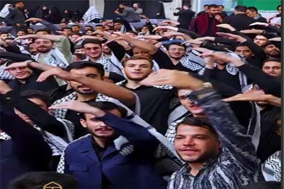 همراهی دانشجویان حاضر در مراسم امروز حسینیه امام خمینی(ره) با پویش این روزهای زوار اربعین