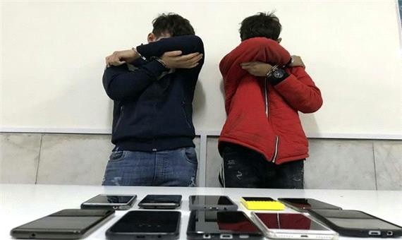 دستگیری سارقان تلفن همراه با اعتراف به 12 سرقت در بندرماهشهر
