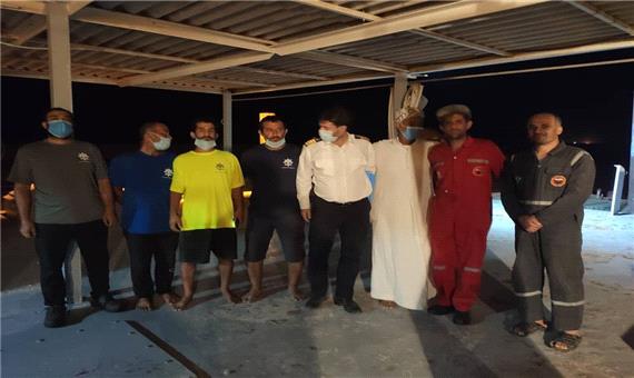 نجات سرنشینان یک موتور لنج‌باری در خلیج فارس