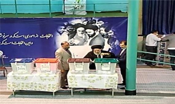 موسوی بجنوردی با حضور در جماران رای خود را به صندوق انداخت