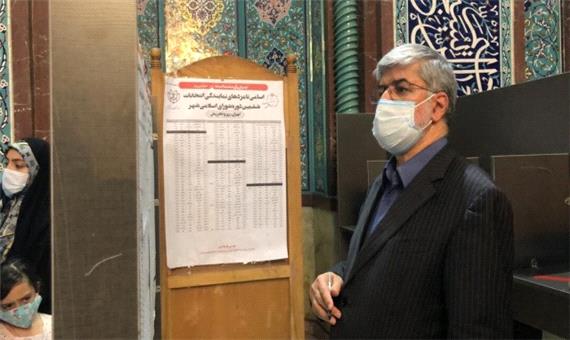 علی مطهری رای خود را در صندوق حسینیه ارشاد انداخت