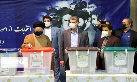 خاتمی رای خود را در حسینیه جماران به صندوق انداخت