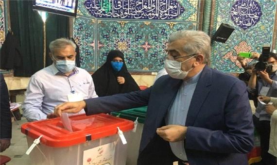 وزیر نیرو با حضور در حسینیه ارشاد رای خود را به صندوق انداخت