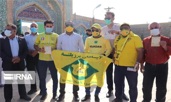 حضور ورزشکاران و هواداران تیم فوتبال نفت آبادان در پای صندوق‌های رای