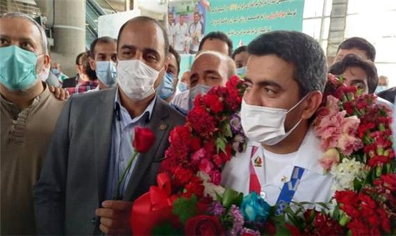 جواد فروغی با لباس پرستاری به ایران بازگشت/ طلای المپیکم را به مردم خوزستان تقدیم می کنم