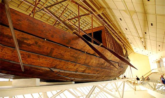 قایق 4600 ساله فرعون به از کنار اهرام مصر به موزه منتقل شد
