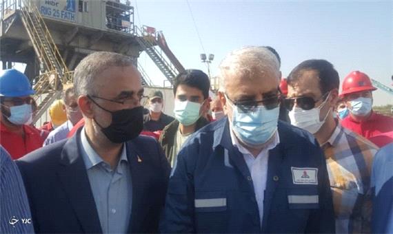 بازدید وزیر نفت از دستگاه حفاری 25 فتح در میدان نفتی اهواز