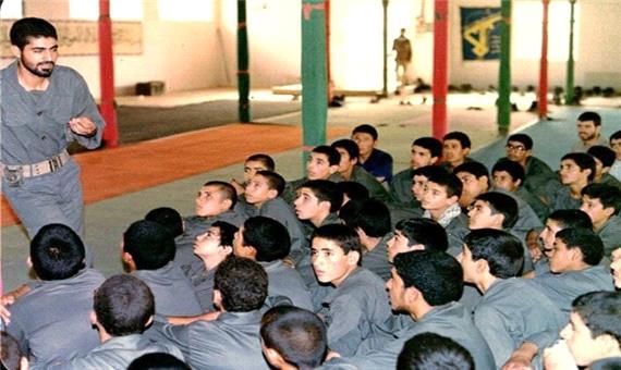 تصویری از شهید سلیمانی در جمع دانش آموزان دبیرستان سپاه خوزستان