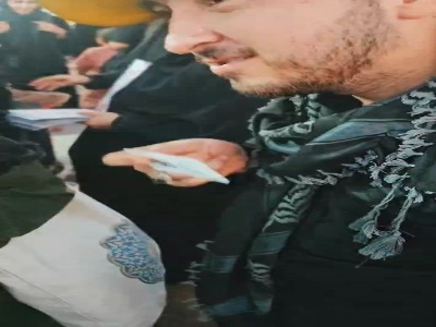 واکنش زائران حسینی در راهپیمایی اربعین به عکس شهید حاجی زاده