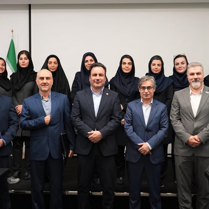 مدیر عامل بیمه دی در اولین نشست با مدیران امور مشتریان ۶شرکت بیمه ای مطرح کرد: شرکتهای بیمه ای، دستاوردهای موفق خود را با سایر شرکت‌ها به اشتراک بگذارند