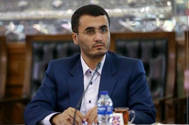 طعنه متفکر آزاد به آذر منصوری: فکر میکردم لیاخوف مرد بوده، الان میبینم زنها هم میتوانند مجلس را به توپ ببندند!