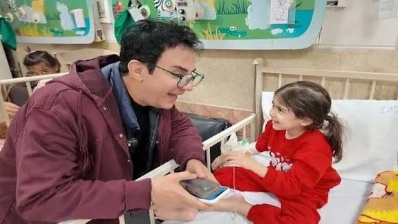 عیادت عمو پورنگ از کودکان بیمارستان اکبر در مشهد
