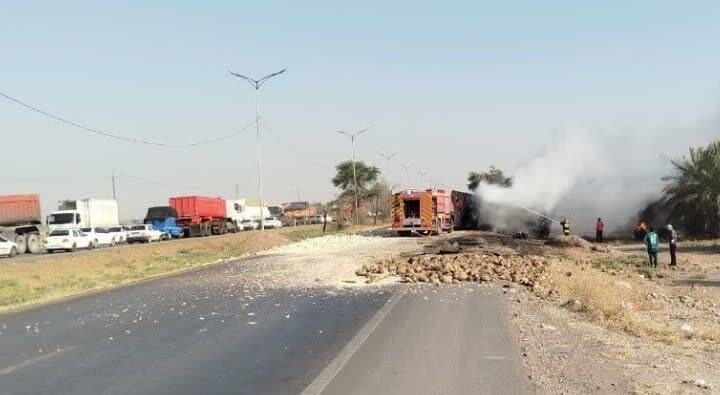 مهار آتش در پی وقوع تصادف دو کامیون در محور اهواز - شوش