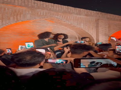 اجرای رحمان و رحیم سریال «پایتخت» برای مردم در سی‎و سه پل اصفهان