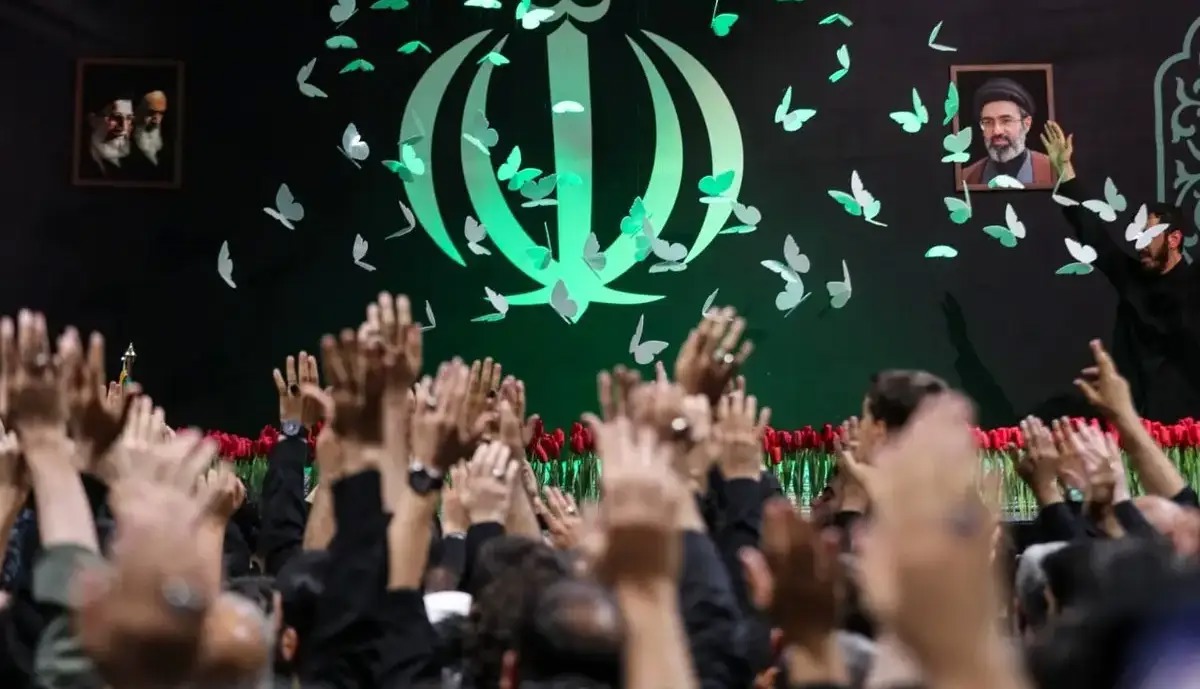 سیل عاشقان آقای شهید ایران پشت درهای مصلای تهران