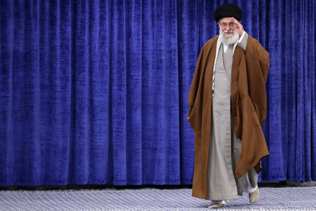 حضور لحظاتی قبل مردم در مصلی تهران برای وداع با «رهبر شهید انقلاب»