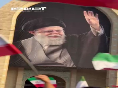 سنج و دمام زنی در محیط مصلی در حاشیه مراسم وداع با رهبر شهید انقلاب