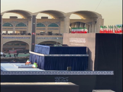 آماده‌سازی جایگاه پیکر رهبر شهید انقلاب در مصلی تهران برای وداع مردم ایران عزیز با رهبر شهید انقلاب