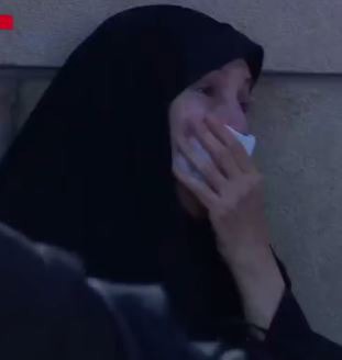 بغض و گریه مردم در مراسم وداع با پیکر رهبر شهید