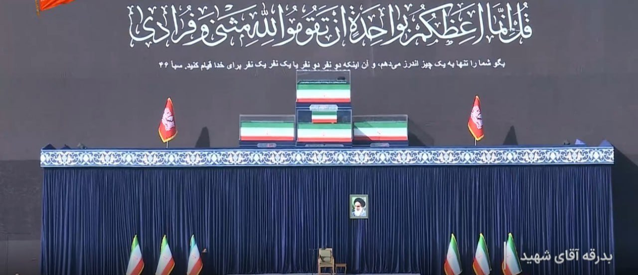 نمایی از پیکر مطهر رهبر شهید انقلاب و خانواده شهید ایشان در مصلی تهران