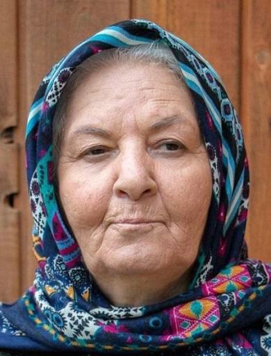 اشک‌های مادرِ سینمایی اکبر عبدی در مراسم بدرقه او