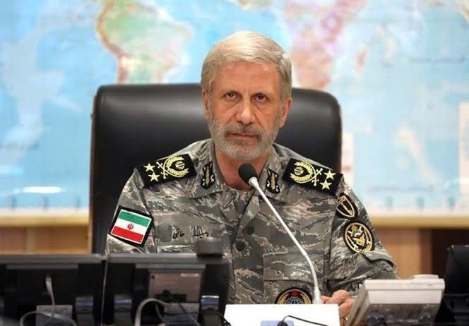 فرمانده کل ارتش: تا آخرین قطرۀ خون از خاک پاک ایران دفاع می‌کنیم