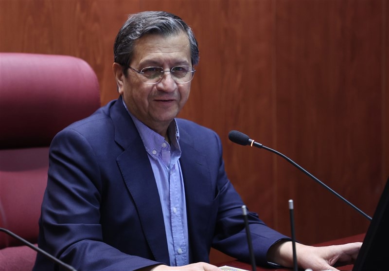 همتی: بانک مرکزی تماشاگر نوسانات غیرعادی بازار ارز نیست
