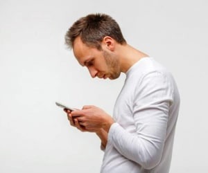 فشار ۲۷ کیلوگرمی روی مهره‌های گردن موقع چک کردن موبایل