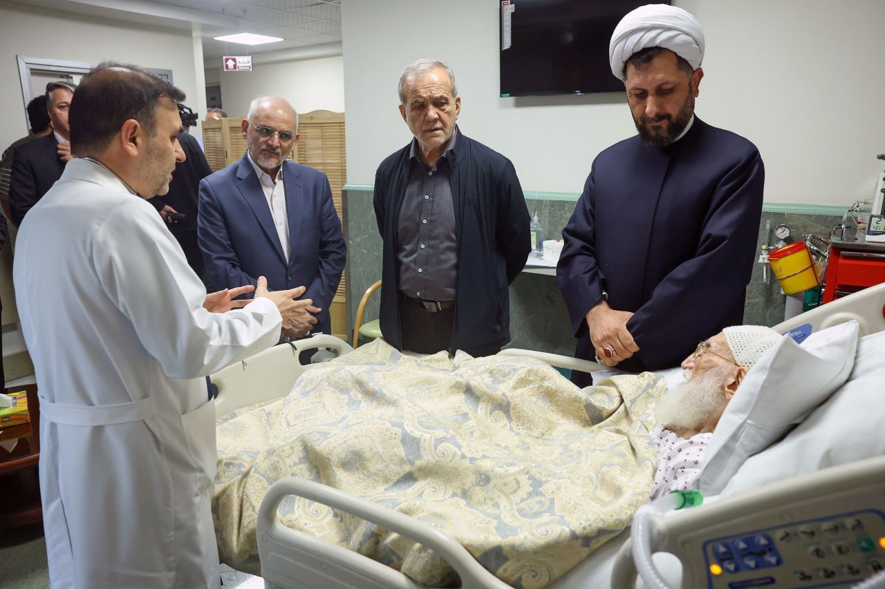 عیادت پزشکیان از آیت‌الله العظمی نوری همدانی