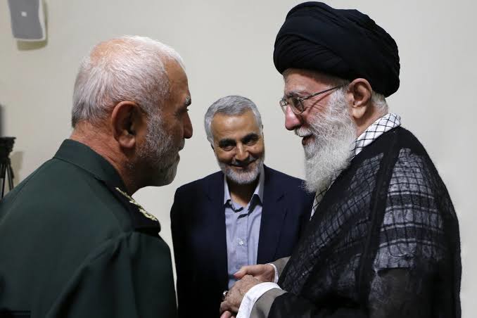 دستخط رهبر شهید انقلاب و شهید سیدحسن نصرالله در قرآن اهدایی به خانواده شهید همدانی