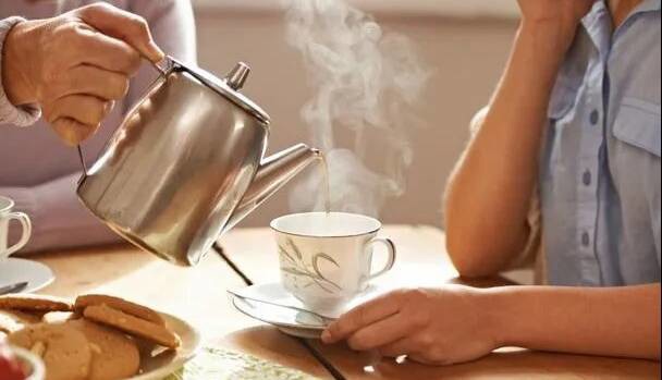 چای شبانه چه بلایی سر خواب می‌آورد؟ ۷ باور رایج درباره چای