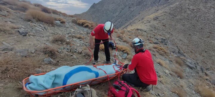 عملیات هشت‌ساعته هلال‌احمر قم برای انتقال پیکر جان‌باخته در کوه‌های زواریان