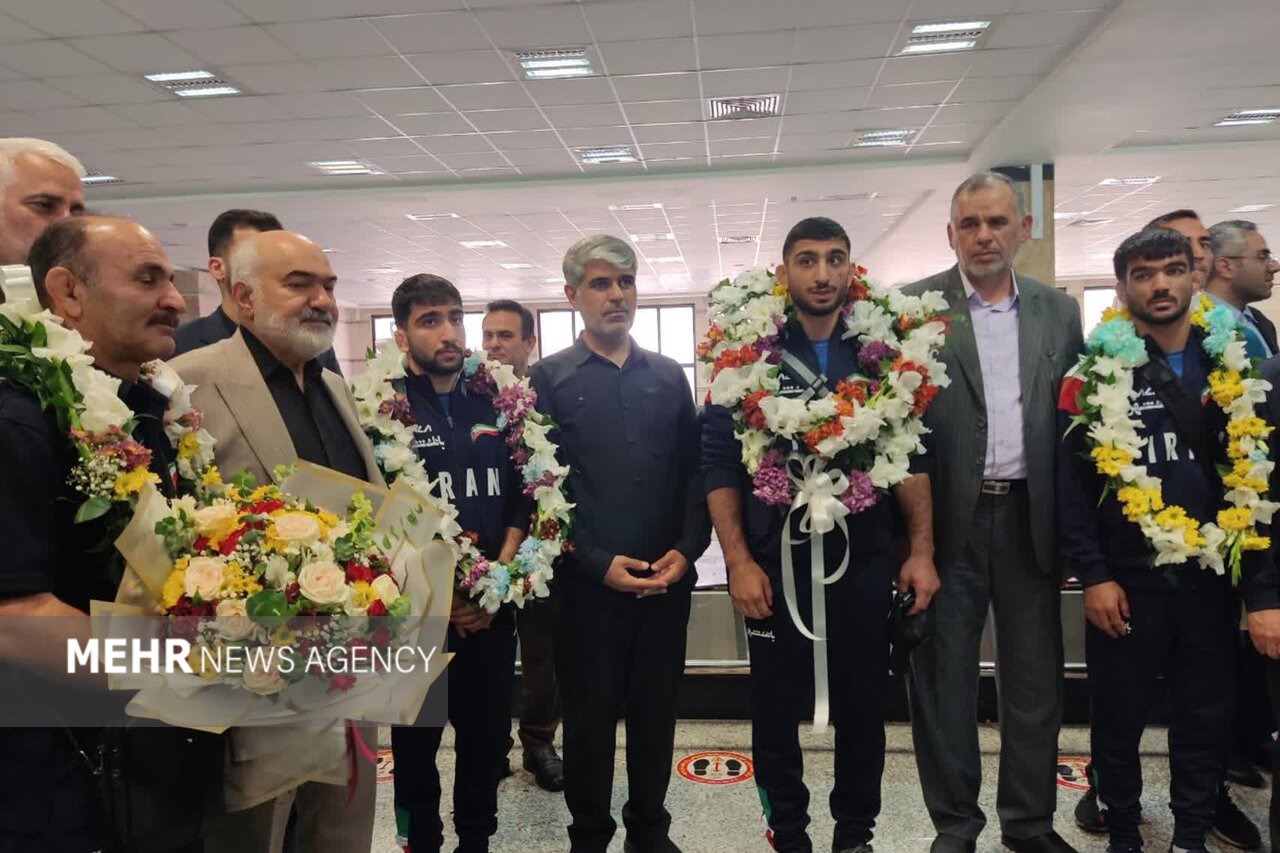 مدال‌آوران کشتی جهان وارد اهواز شدند