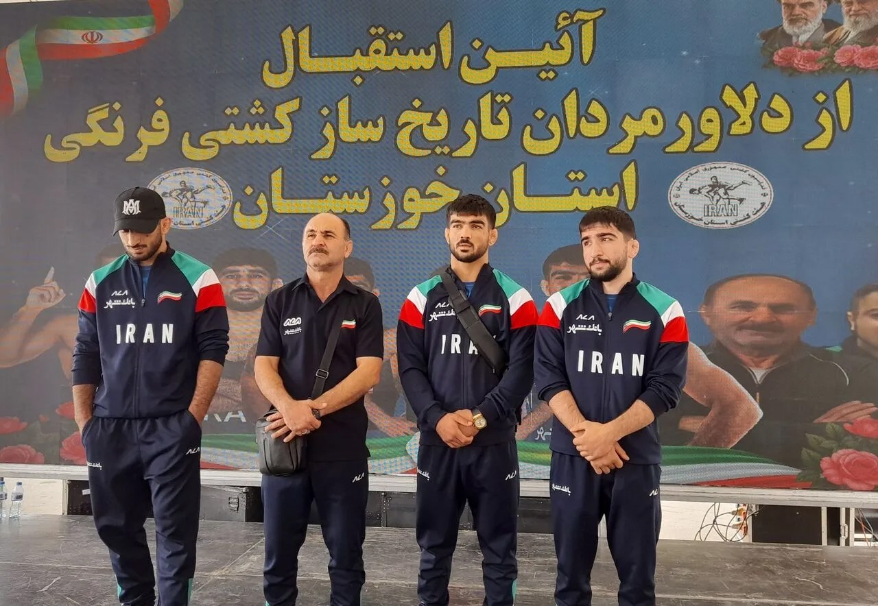 ورود مدال‌آوران خوزستانی کشتی فرنگی به اهواز با استقبال پرشور مردم و مسئولان